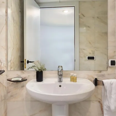 Flateli Placa Catalunya 10 *